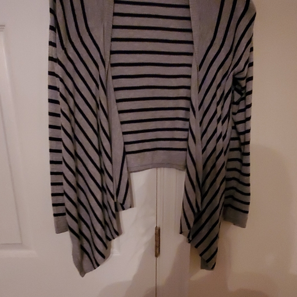 Old navy cardigan. Size small. - Picture 3 of 4